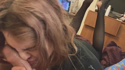 Πούτσος στο λαιμό της, σκισμένο καλσόν και σκισμένα τακούνια